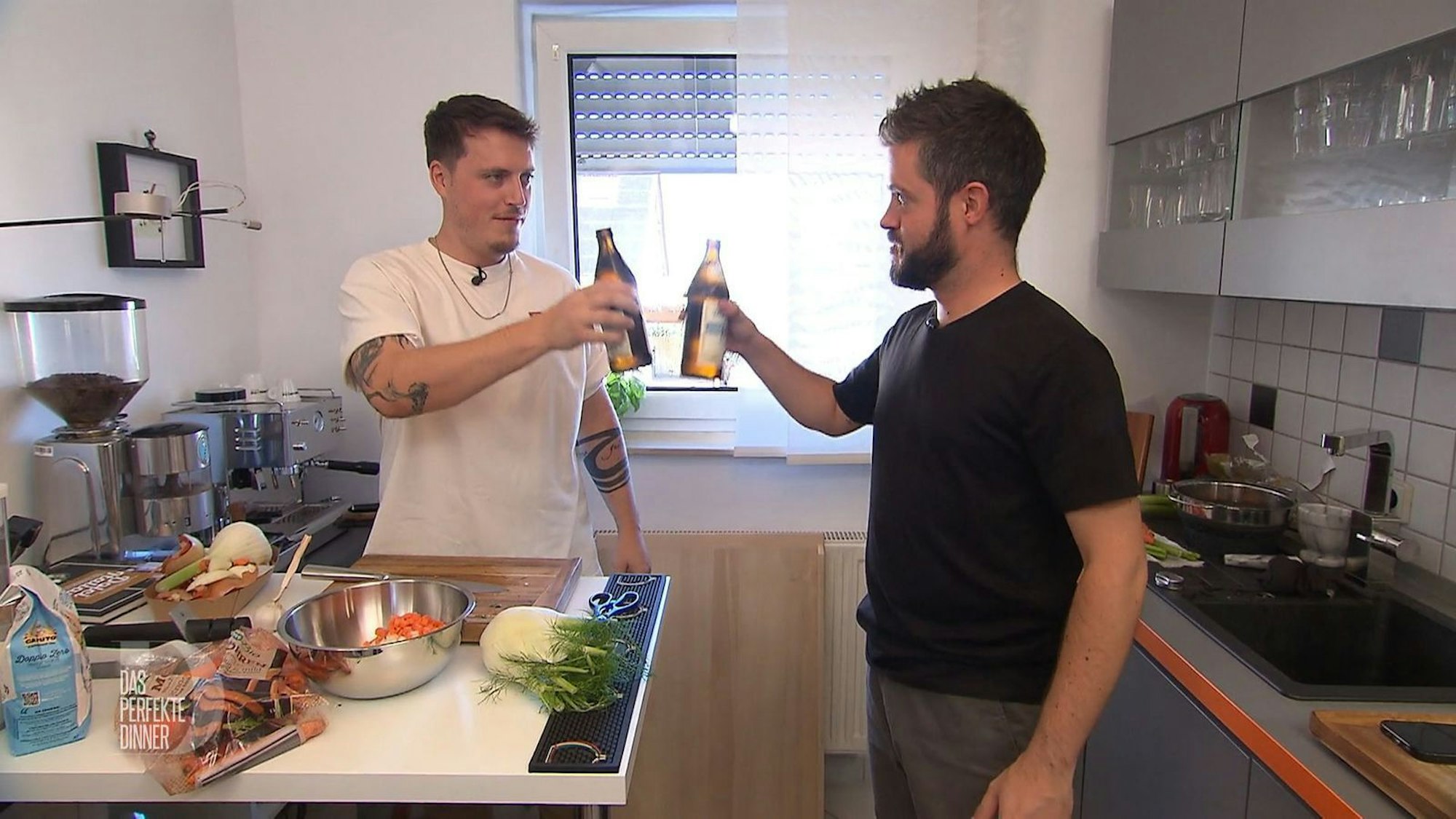 Erst Bruder Mario (links), dann Kumpel Tobi: Werden Kevin seine Schnibbelhilfen zum Verhängnis?
(Bild: RTL)