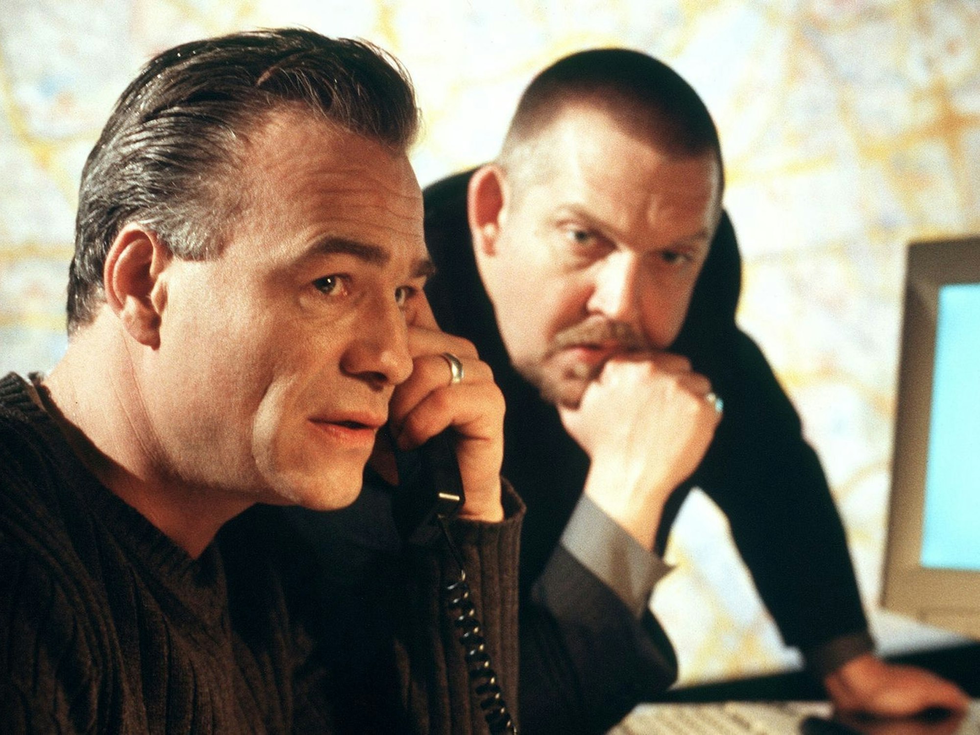 Seit 1997 ein gut eingspieltetes Paar: Die Hauptkommissare Max Ballauf (Klaus J. Behrendt, links) und Freddy Schenk (Dietmar Bär) ermitteln seit fast 30 Jahren im „Tatort“ Köln. (Bild: ARD / WDR / Uwe Stratmann)