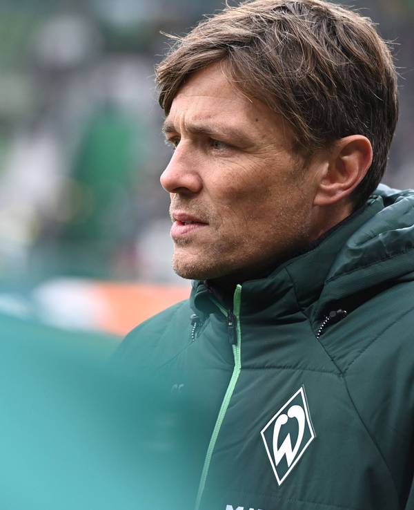 Clemens Fritz am Spielfeldrand.