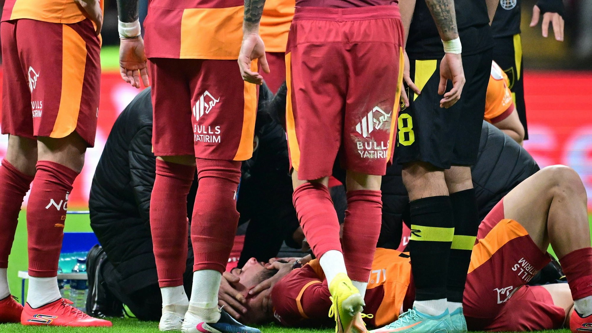 Ahmed Kutucu wird auf dem Feld behandelt.