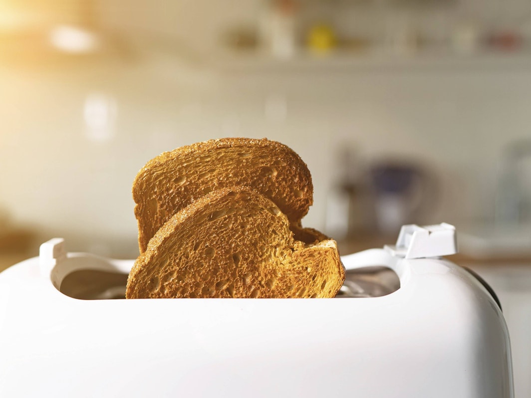 Gerösteter Toast im Toaster