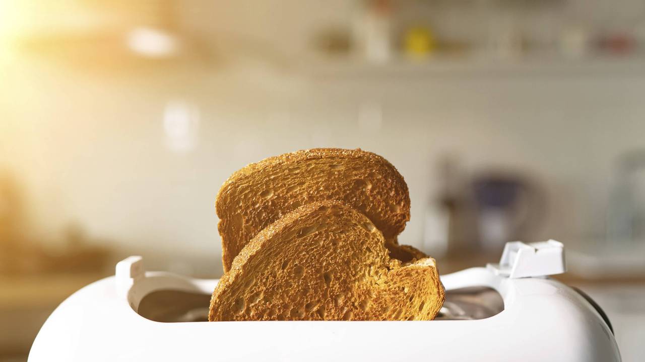 Gerösteter Toast im Toaster