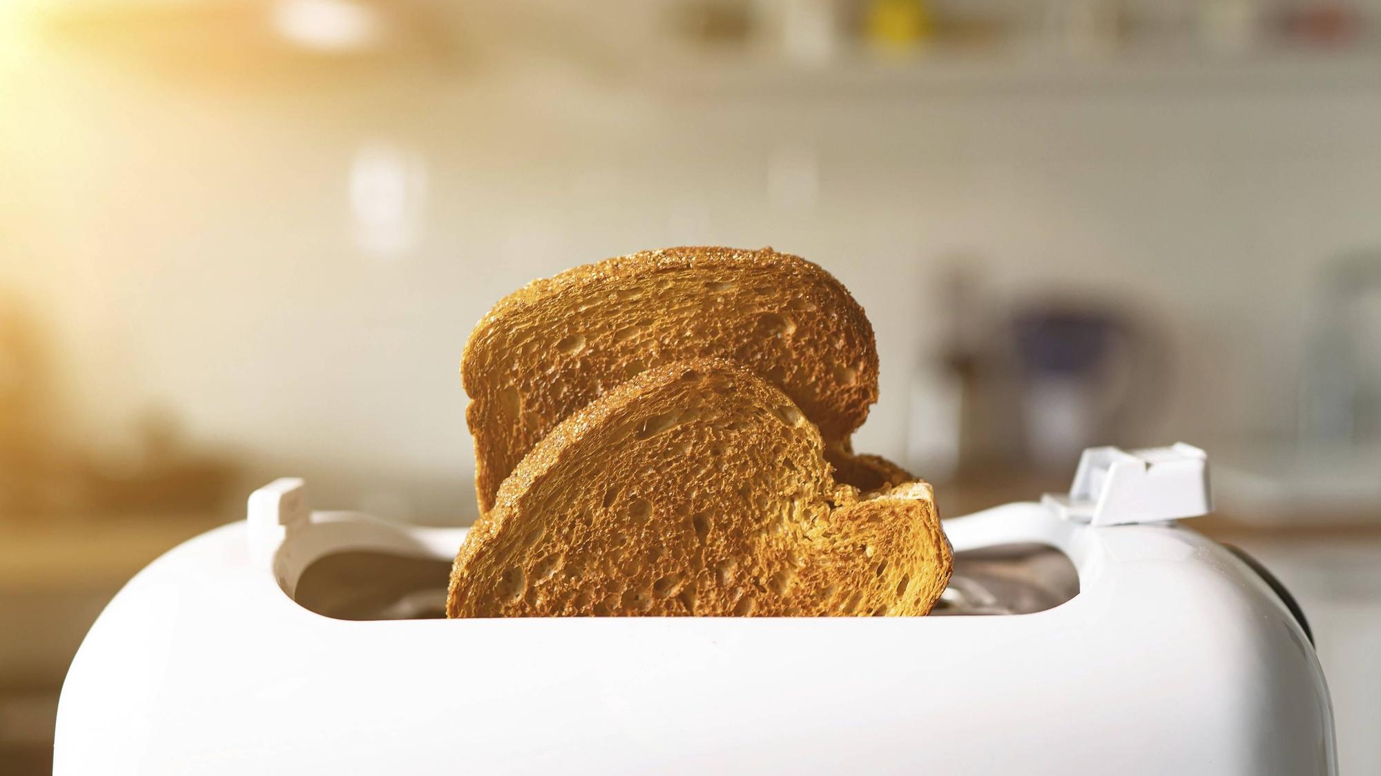 Gerösteter Toast im Toaster