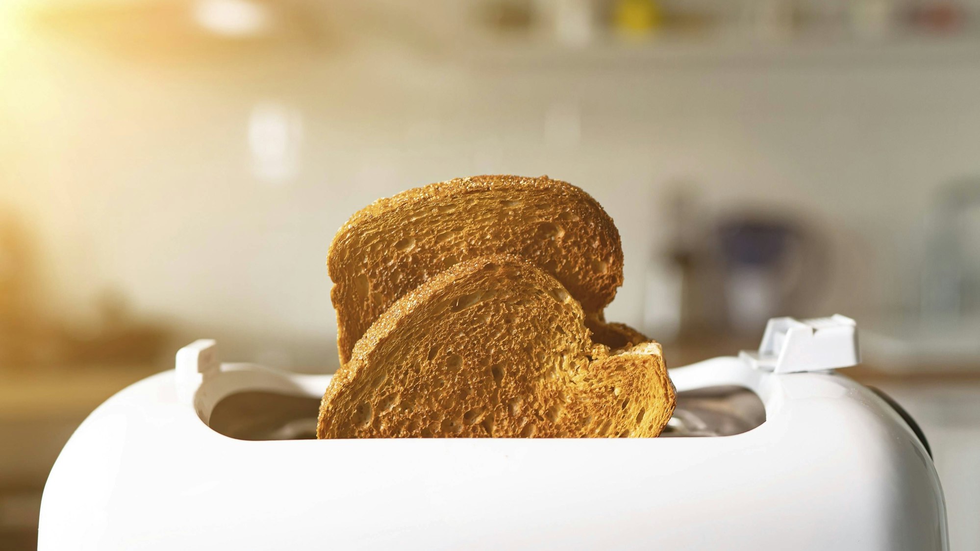 Gerösteter Toast im Toaster