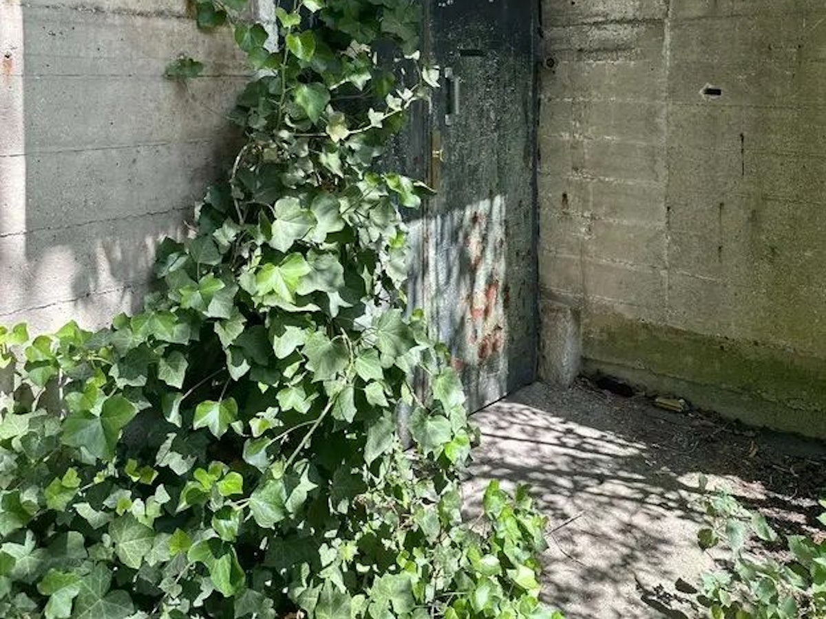 Stahltüren sichern den Zugang zum Bunker an der Bergheimer Straße in Neuss am Rhein.