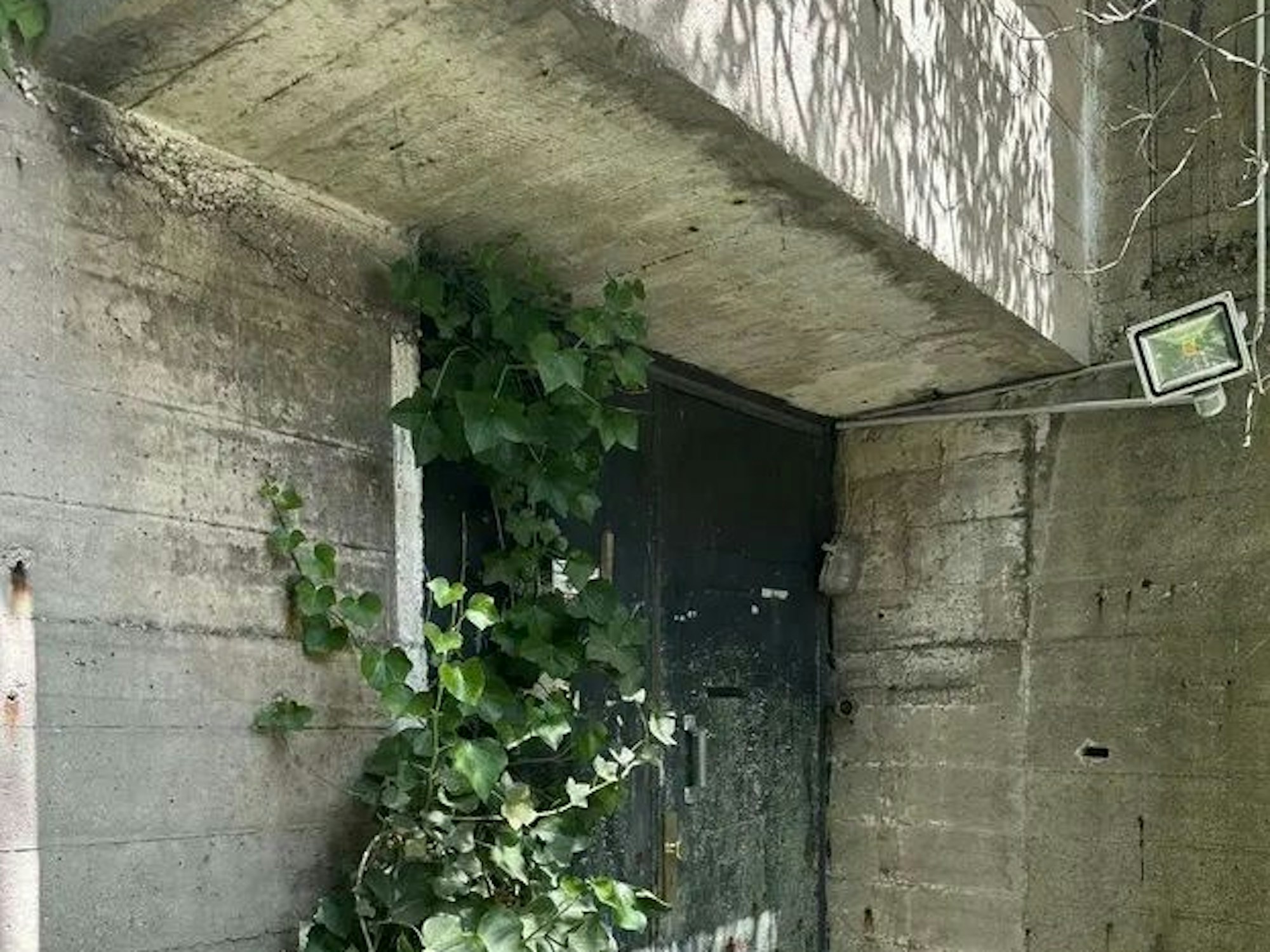 Stahltüren sichern den Zugang zum Bunker an der Bergheimer Straße in Neuss am Rhein.