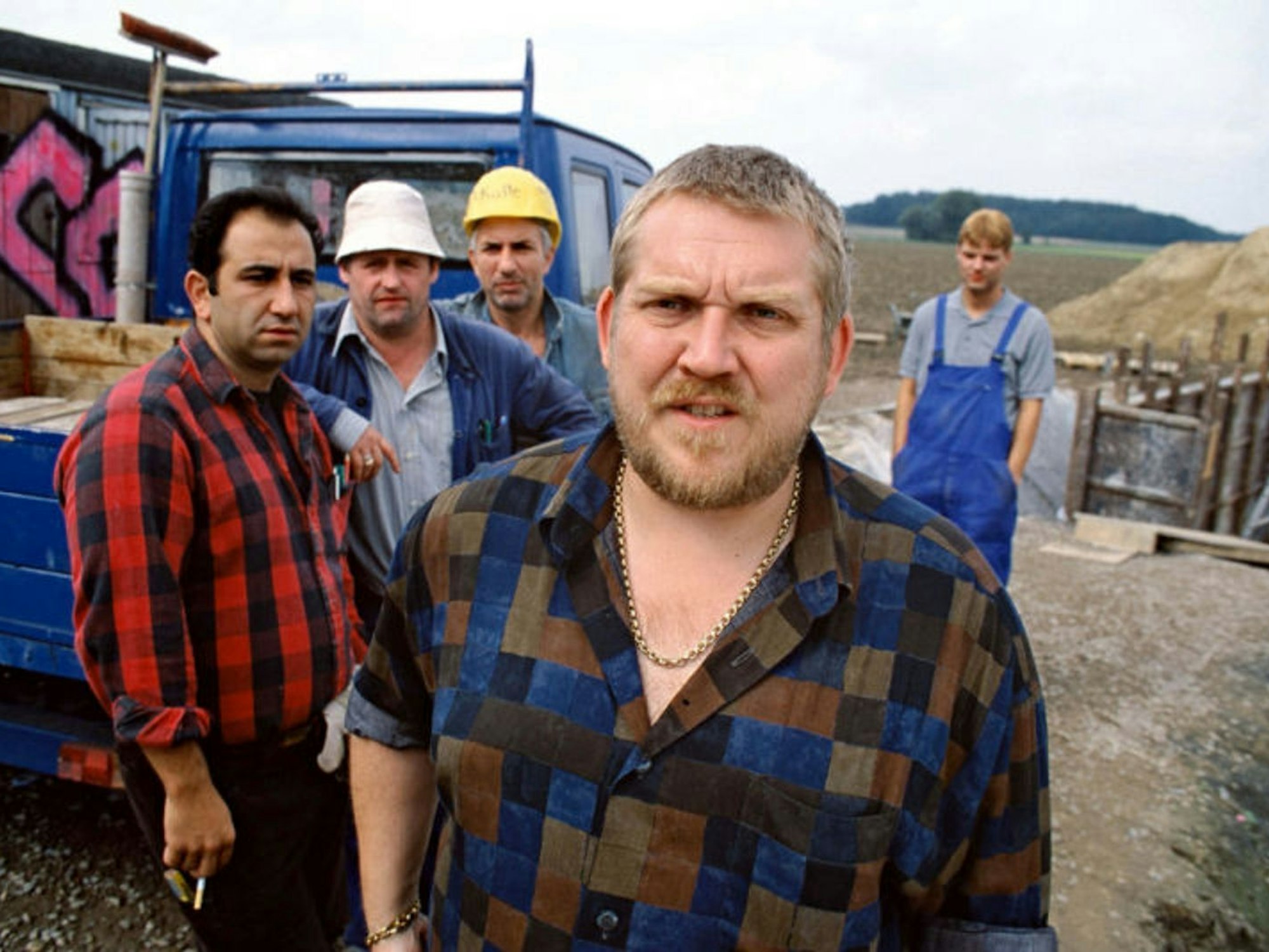 Auch im Kino war Dietmar Bär (Bild, vorne) immer wieder zu sehen, etwa in der Ruhrpott-Komödie „Was nicht passt, wird passend gemacht“ (2002). (Bild: Senator Film)