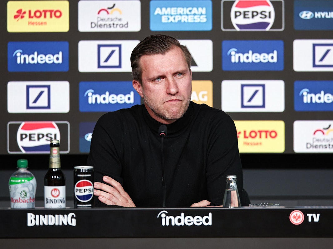 Eintracht-Sportvorstand Markus Krösche bei einer Pressekonferenz.