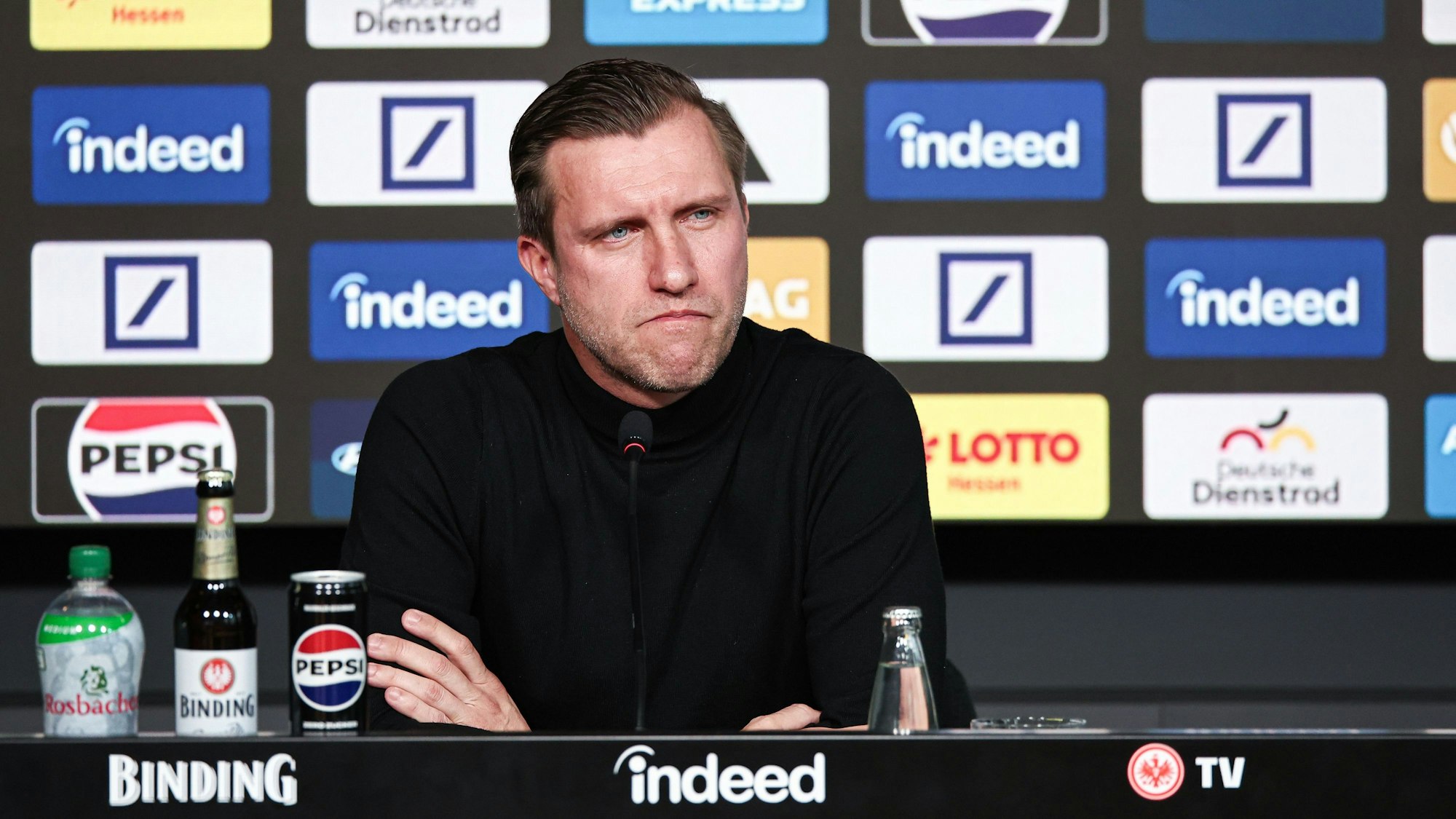 Eintracht-Sportvorstand Markus Krösche bei einer Pressekonferenz.