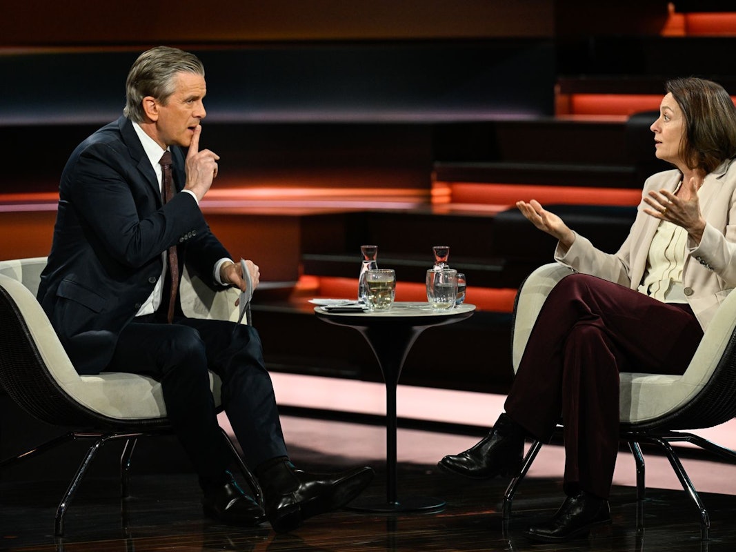 ZDF-Moderator Markus Lanz debattierte mit SPD-Politikerin Katarina Barley über mögliche Kriegsverbrechen Russlands in der Ukraine. (Bild: ZDF / Markus Hertrich)