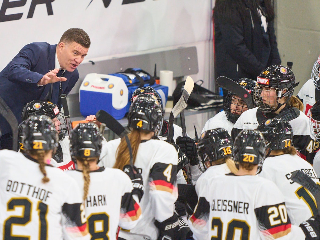 Jeff MacLeod gibt seinen Spielerinnen taktische Anweisungen.