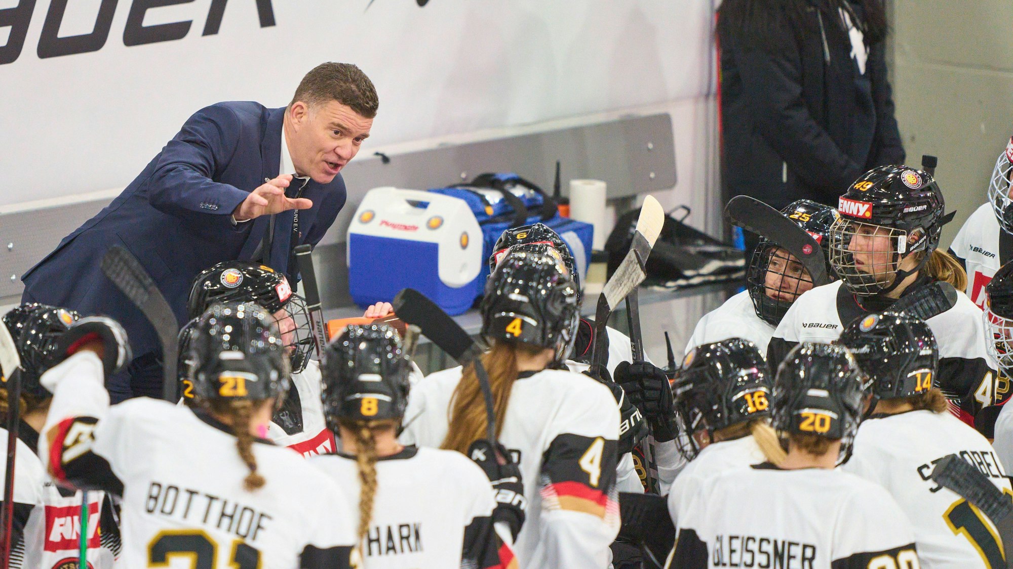 Jeff MacLeod gibt seinen Spielerinnen taktische Anweisungen.