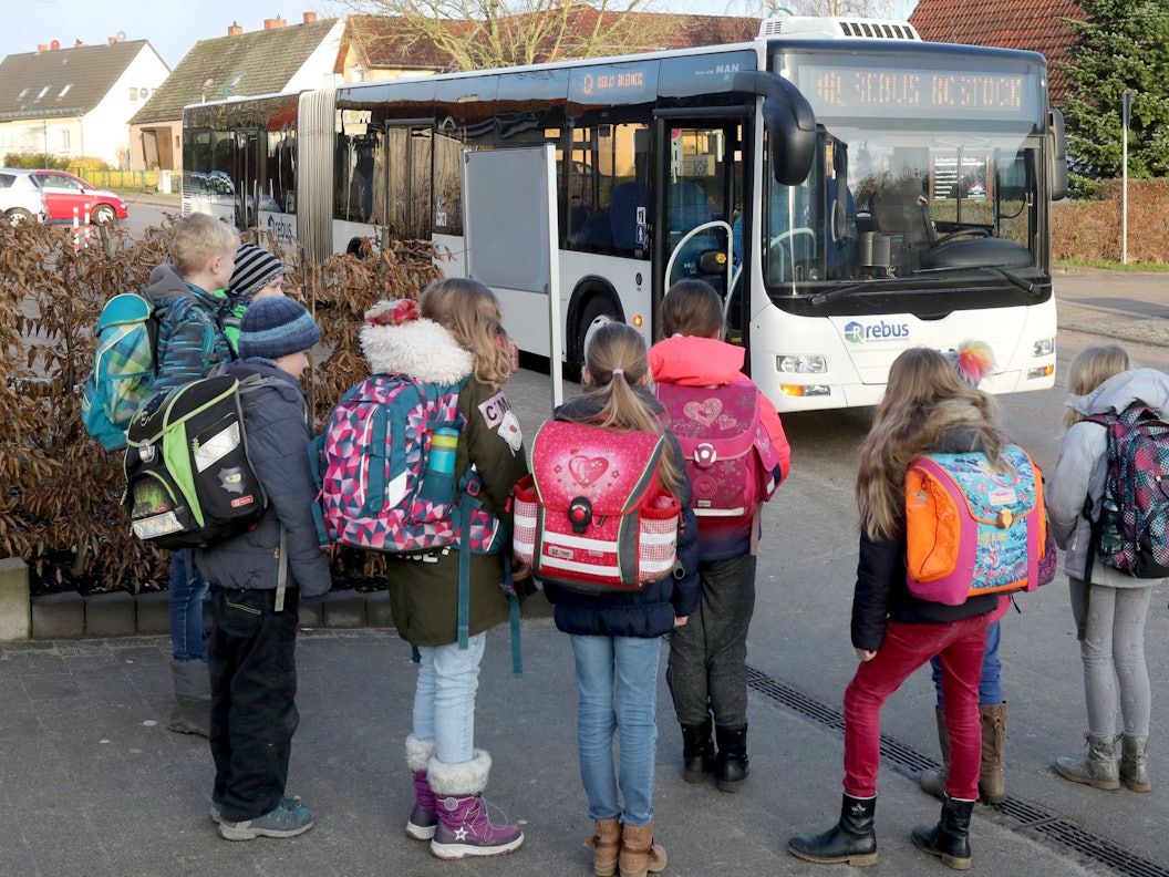 Kölner Eltern sollen ab kommendem Schuljahr das günstigere Schülerticket der KVB erhalten. Das Symbolfoto zeigt Kinder vor einem Schulbus.