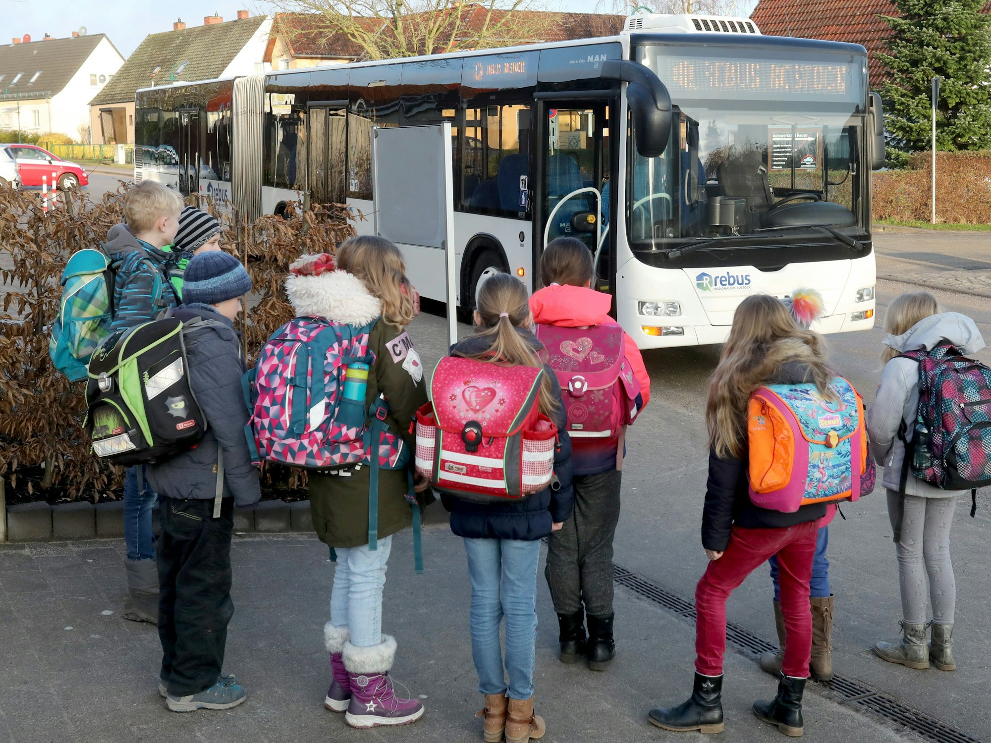 Kölner Eltern sollen ab kommendem Schuljahr das günstigere Schülerticket der KVB erhalten. Das Symbolfoto zeigt Kinder vor einem Schulbus.