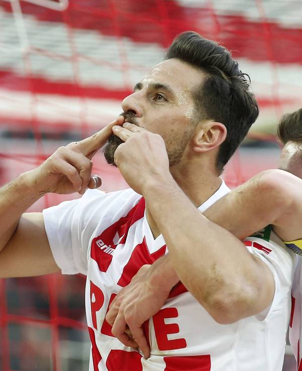 Claudio Pizarro jubelt im Trikot des 1.FC Köln.