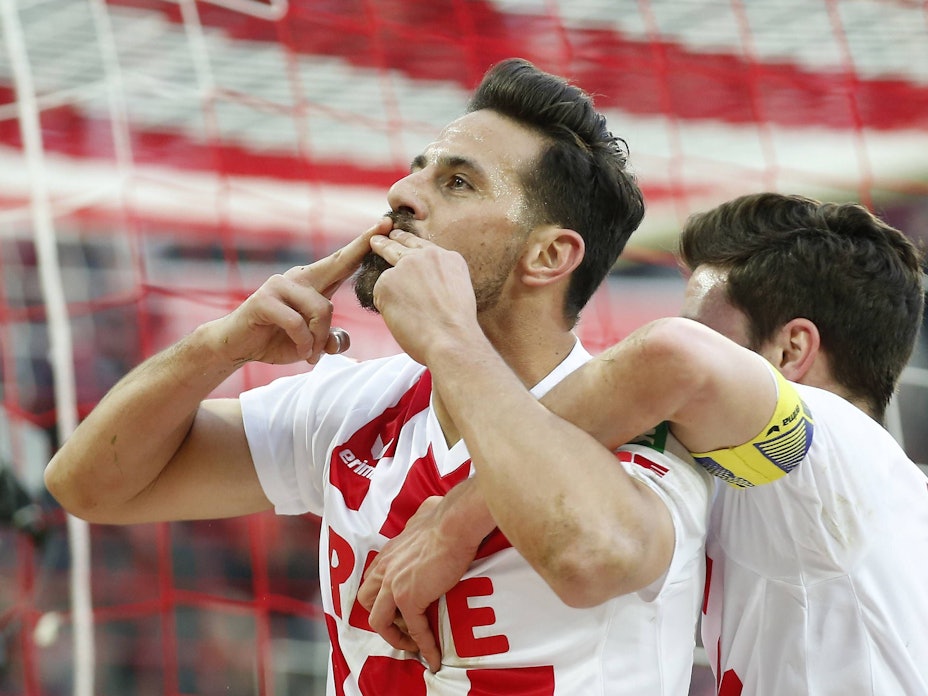 Claudio Pizarro jubelt im Trikot des 1.FC Köln.