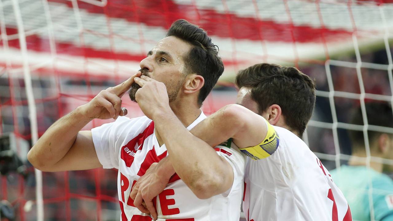 Claudio Pizarro jubelt im Trikot des 1.FC Köln.