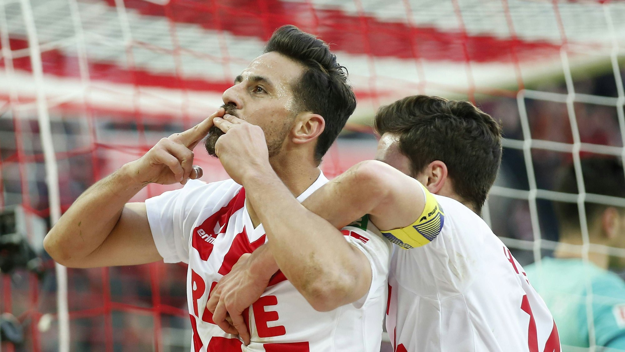 Claudio Pizarro jubelt im Trikot des 1.FC Köln.