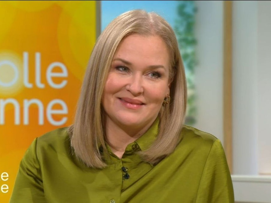 Judith Hoersch (44) spielt seit 2019 die Hebamme Lena Lorenz in der gleichnamigen ZDF-Serie. Vor kurzem hat sie außerdem ihr erstes Buch veröffentlicht. (Bild: ZDF)