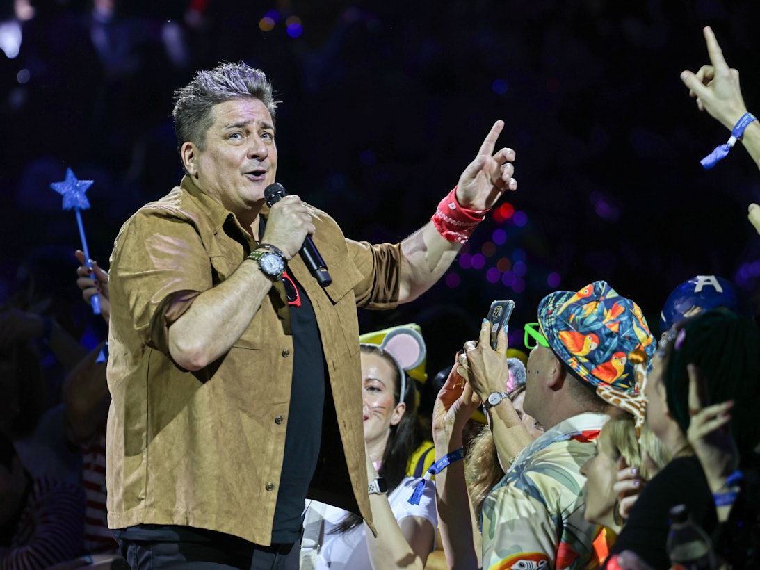 Micky Nauber von den Domstürmern singt auf der Bühne.