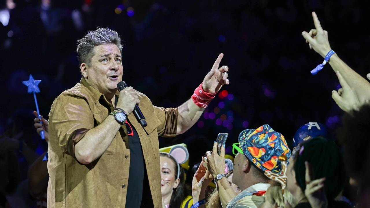 Micky Nauber von den Domstürmern singt auf der Bühne.