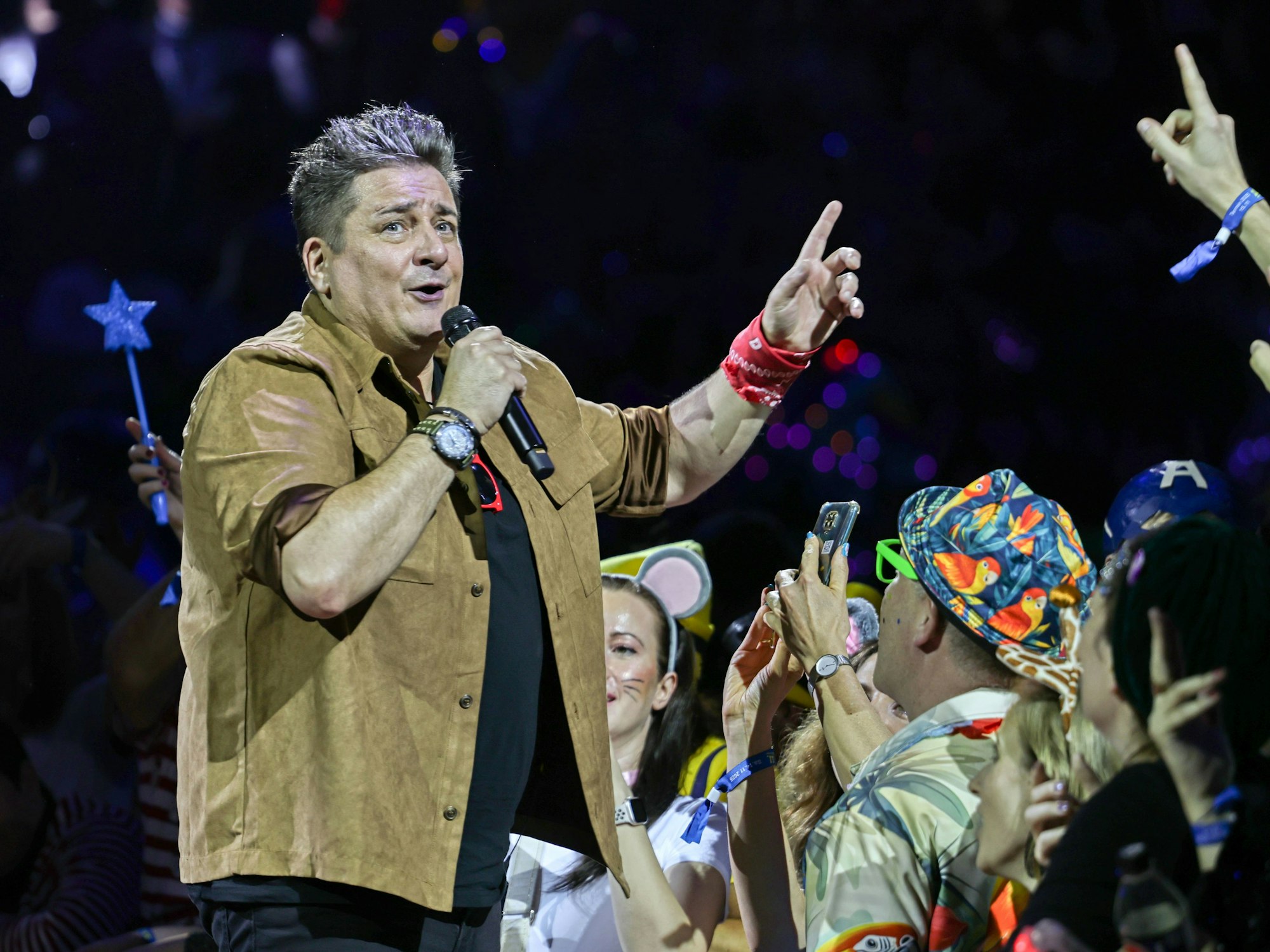 Micky Nauber von den Domstürmern singt auf der Bühne.