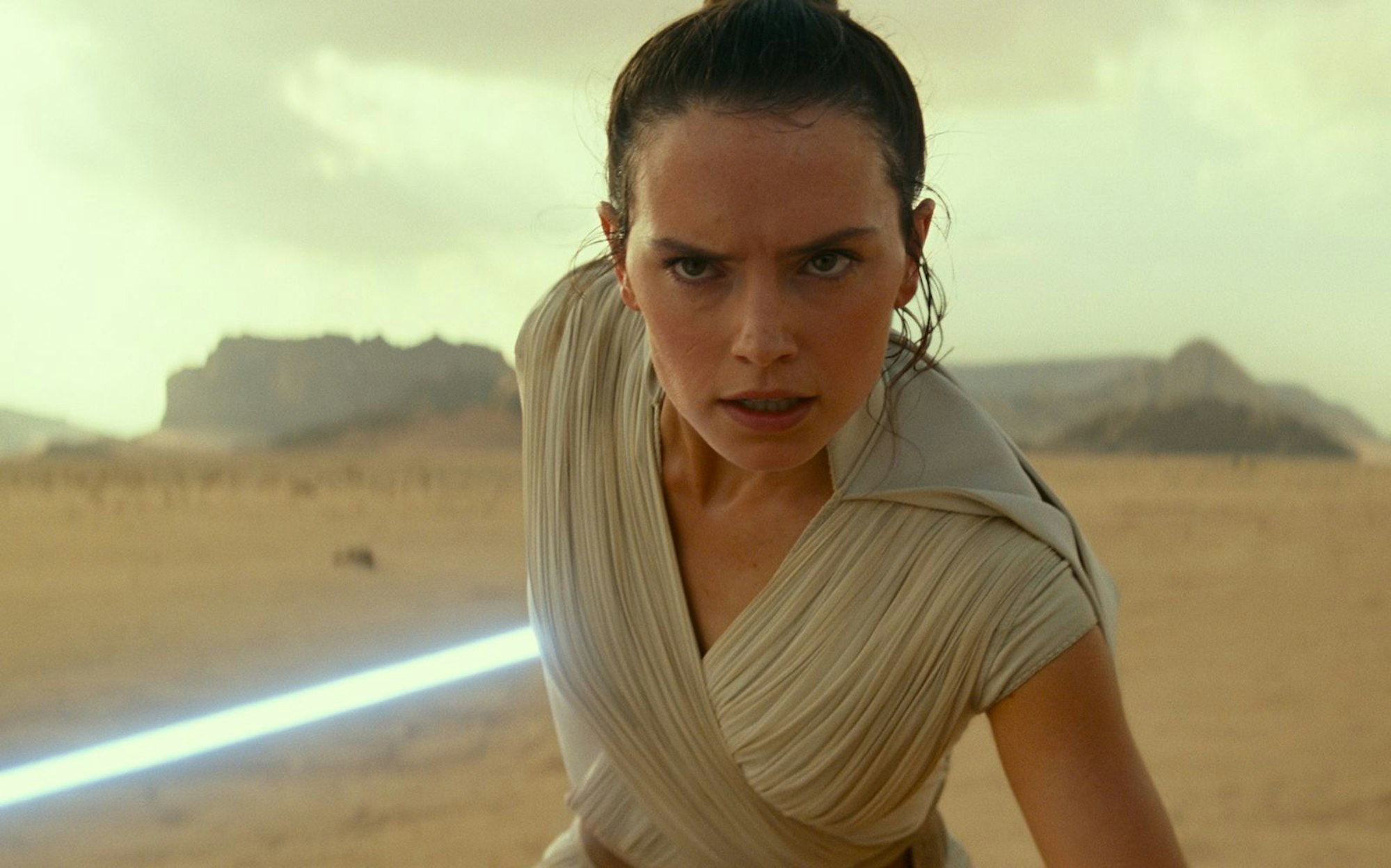 „Star Wars: Der Aufstieg Skywalkers“, der nun im TV wiederholt wird, soll nicht das Ende sein. Allerdings hat das Projekt, das die Geschichte von Jedi-Meisterin Rey (Daisy Ridley) fortsetzen soll, mit massiven Problemen zu kämpfen. (Bild: Walt Disney)