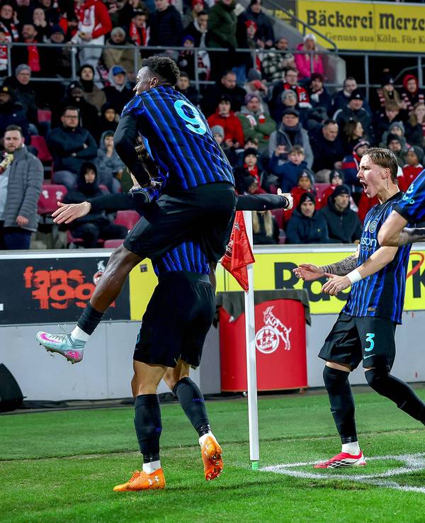 Die Spieler von Inter Mailand jubelten am Mittwoch, 4. Februar 2026, provokant vor den Kölner Fans im Rhein-Energie-Stadion.