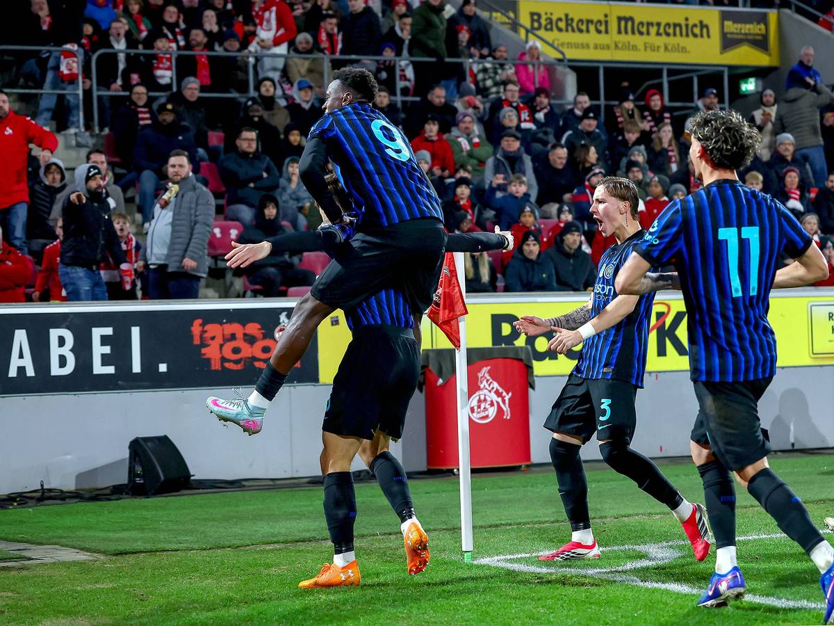 Die Spieler von Inter Mailand jubelten am Mittwoch, 4. Februar 2026, provokant vor den Kölner Fans im Rhein-Energie-Stadion.