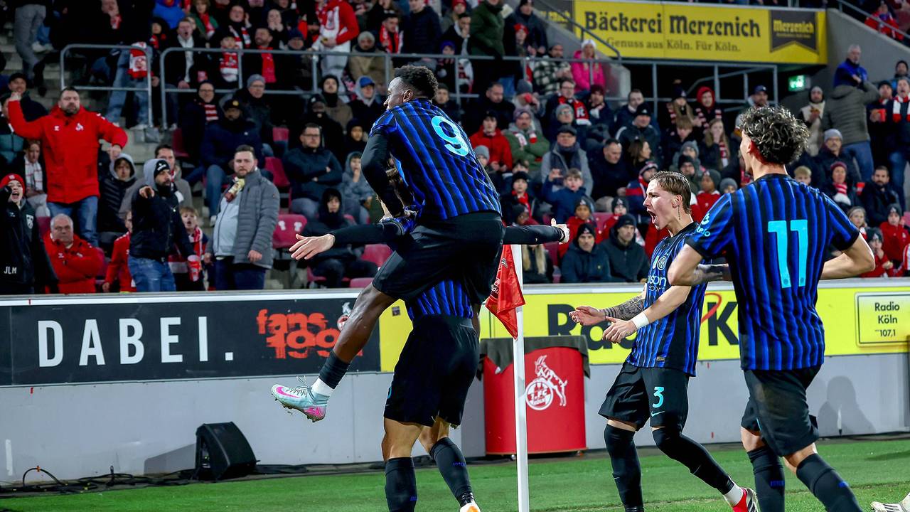 Die Spieler von Inter Mailand jubelten am Mittwoch, 4. Februar 2026, provokant vor den Kölner Fans im Rhein-Energie-Stadion.