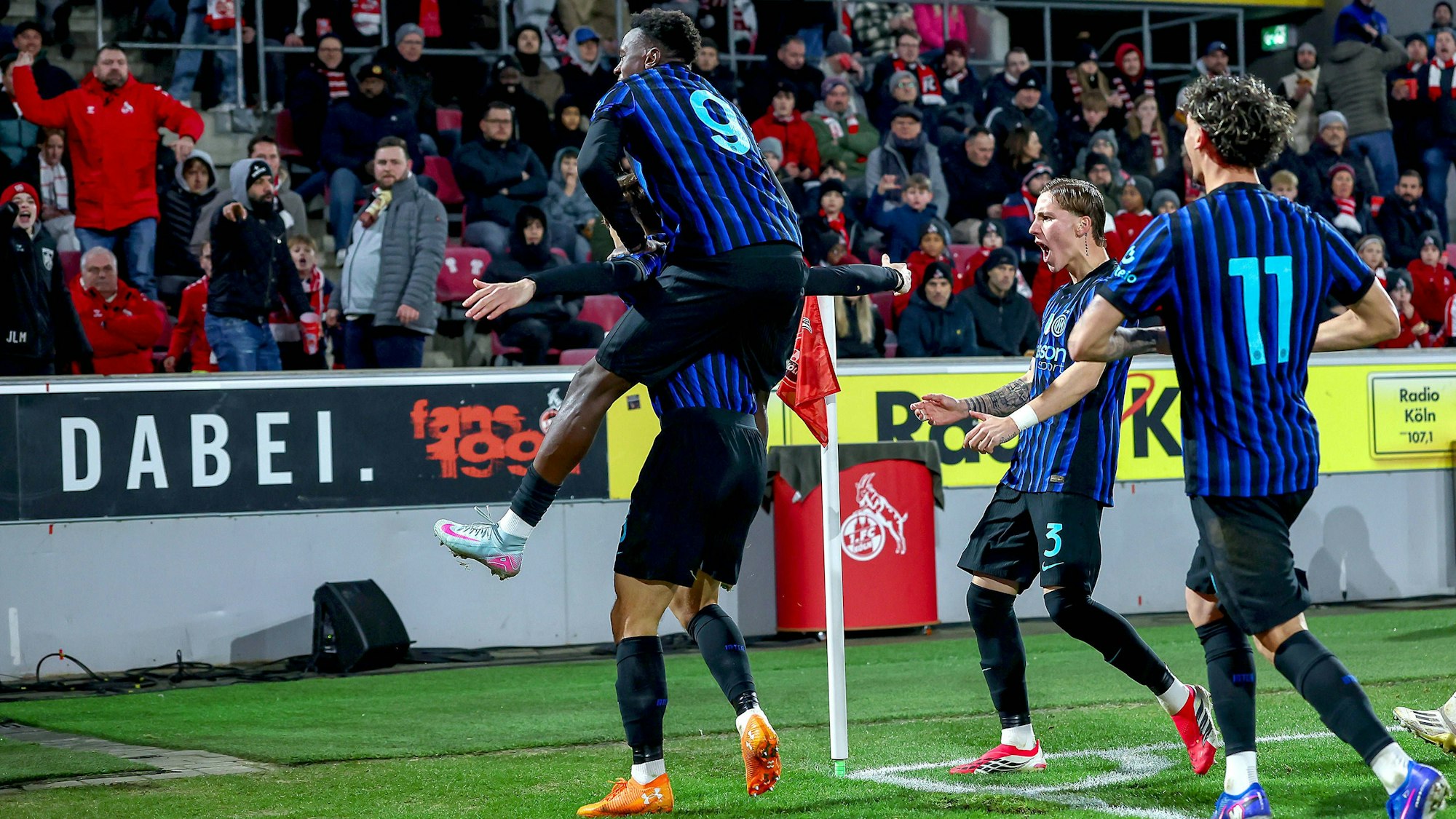 Die Spieler von Inter Mailand jubelten am Mittwoch, 4. Februar 2026, provokant vor den Kölner Fans im Rhein-Energie-Stadion.