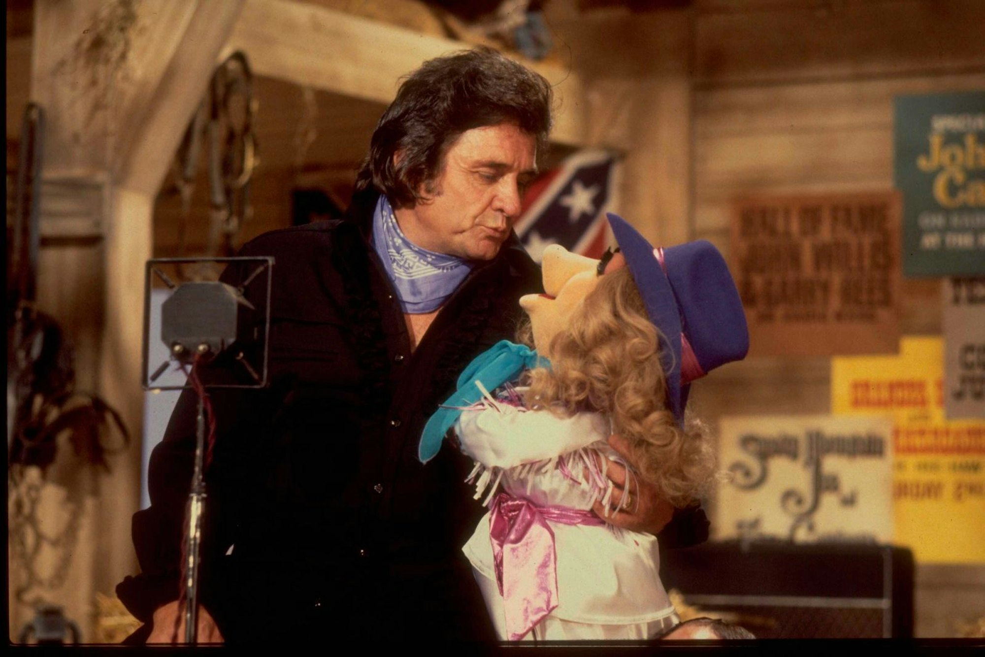 Die enorme Popularität der knuffigen Puppen lockte auch echte Weltstars in die TV-Sendung. In einer der letzten von insgesamt 120 Ausgaben der Originalserie schmachtete Miss Piggy 1981 Musiklegende Johnny Cash an. (Bild: TV Times via Getty ImagesTV Times)