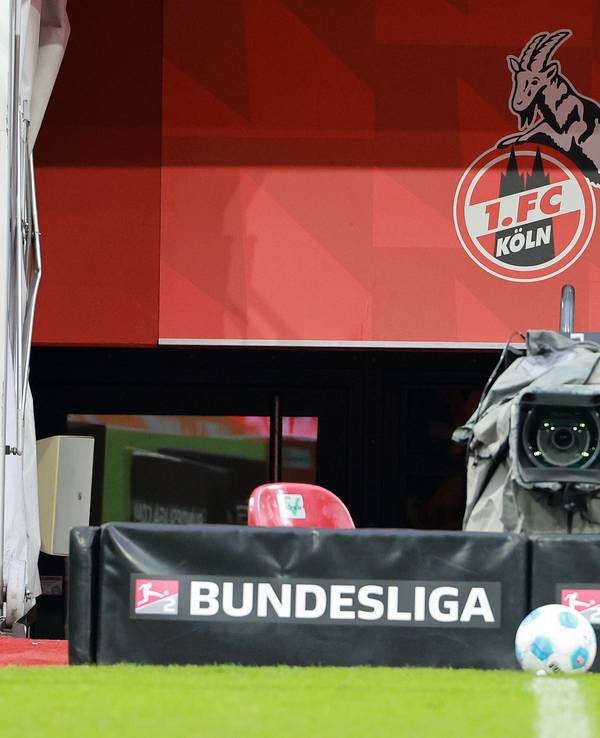 Eine Fernsehkamera ist im Stadion des 1. FC Köln auf das Spielfeld gerichtet.