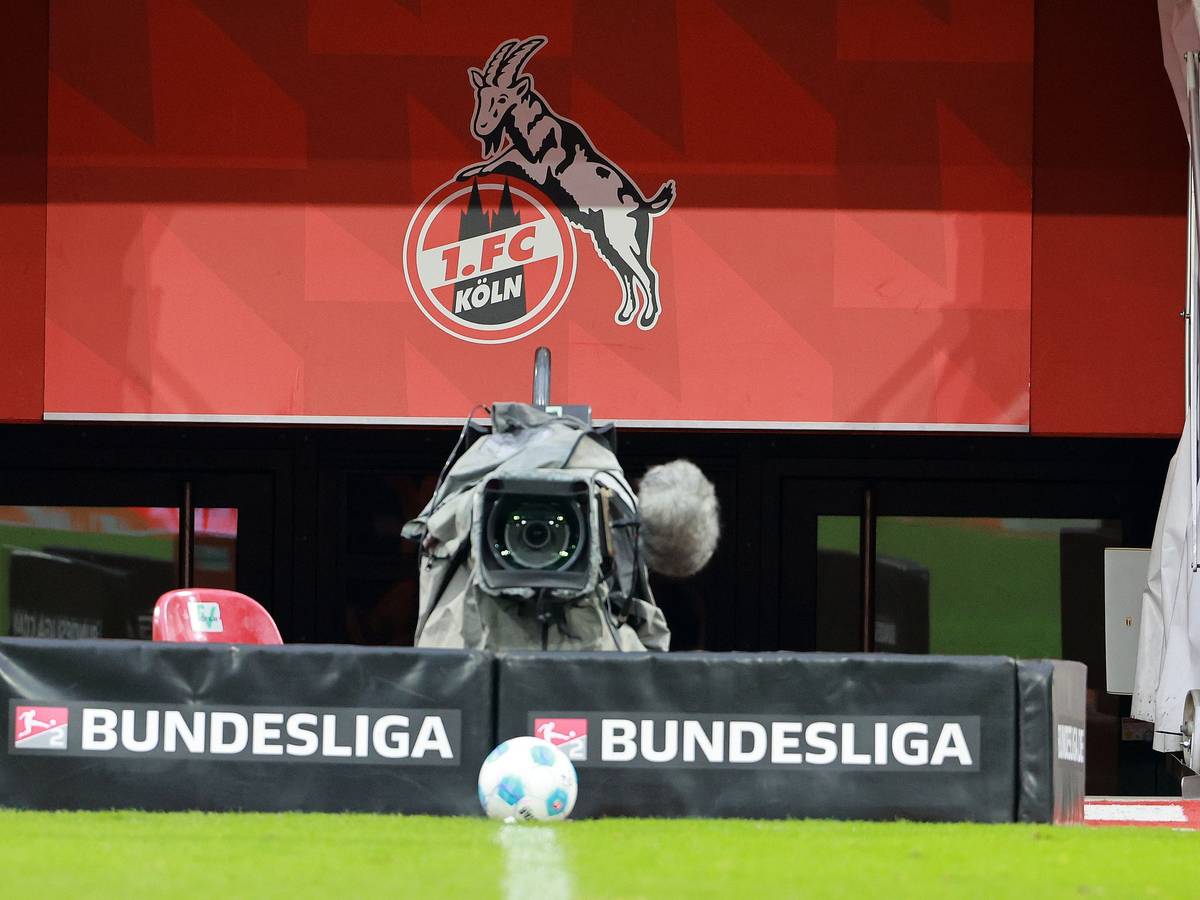 Eine Fernsehkamera ist im Stadion des 1. FC Köln auf das Spielfeld gerichtet.