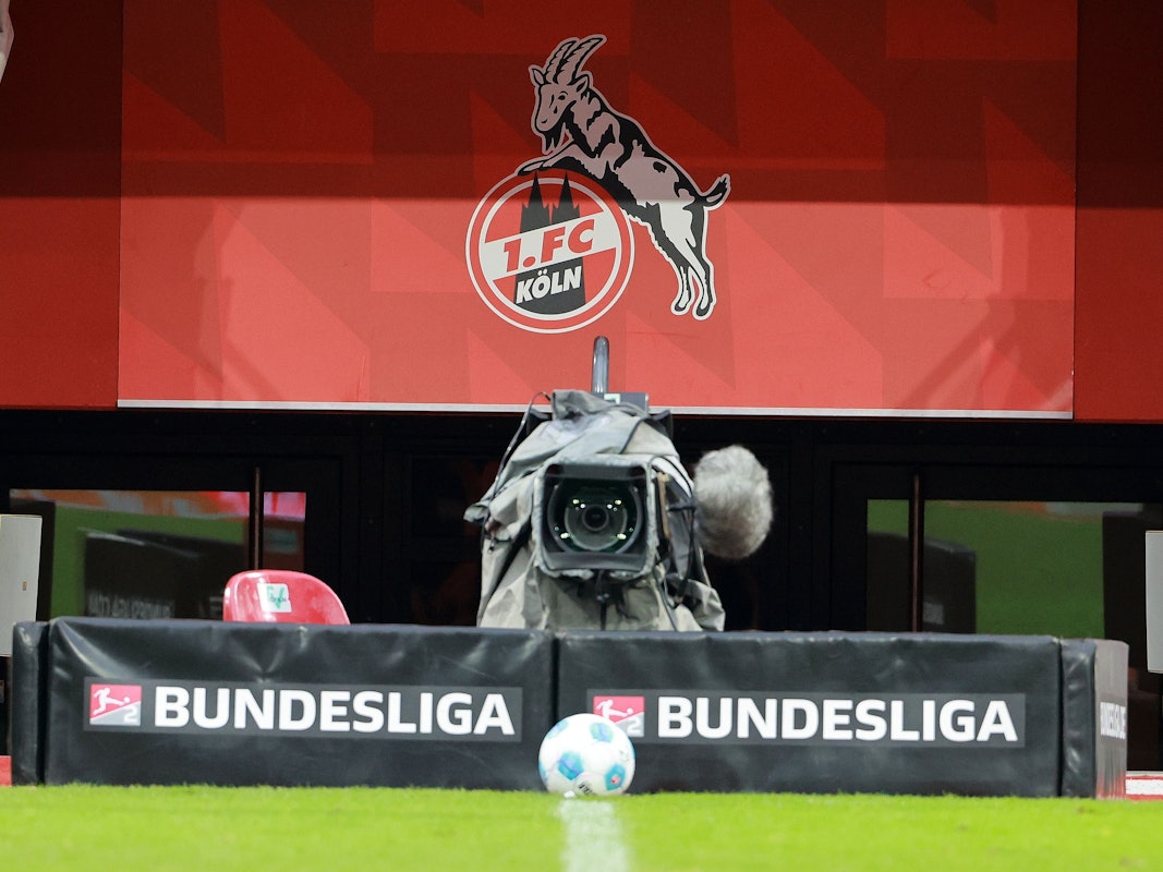 Eine Fernsehkamera ist im Stadion des 1. FC Köln auf das Spielfeld gerichtet.