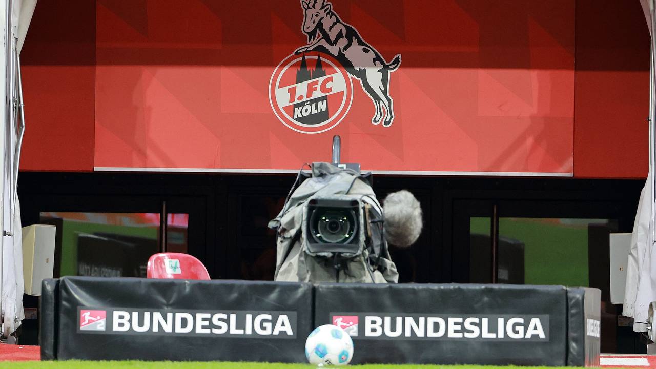 Eine Fernsehkamera ist im Stadion des 1. FC Köln auf das Spielfeld gerichtet.