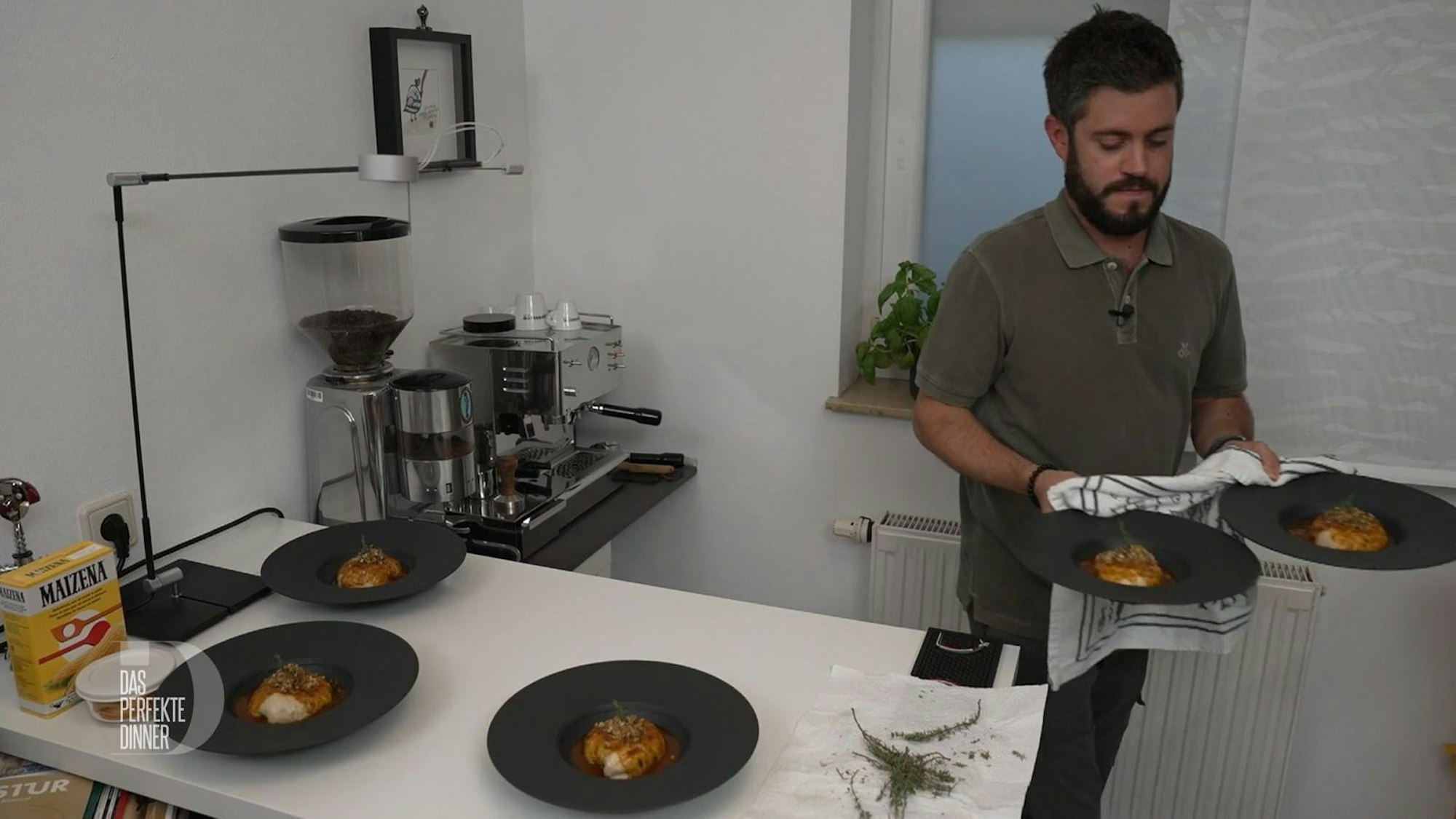 Die Germknödel sollen heiß serviert werden, damit Elena keinen Punktabzug gibt.
(Bild: RTL)