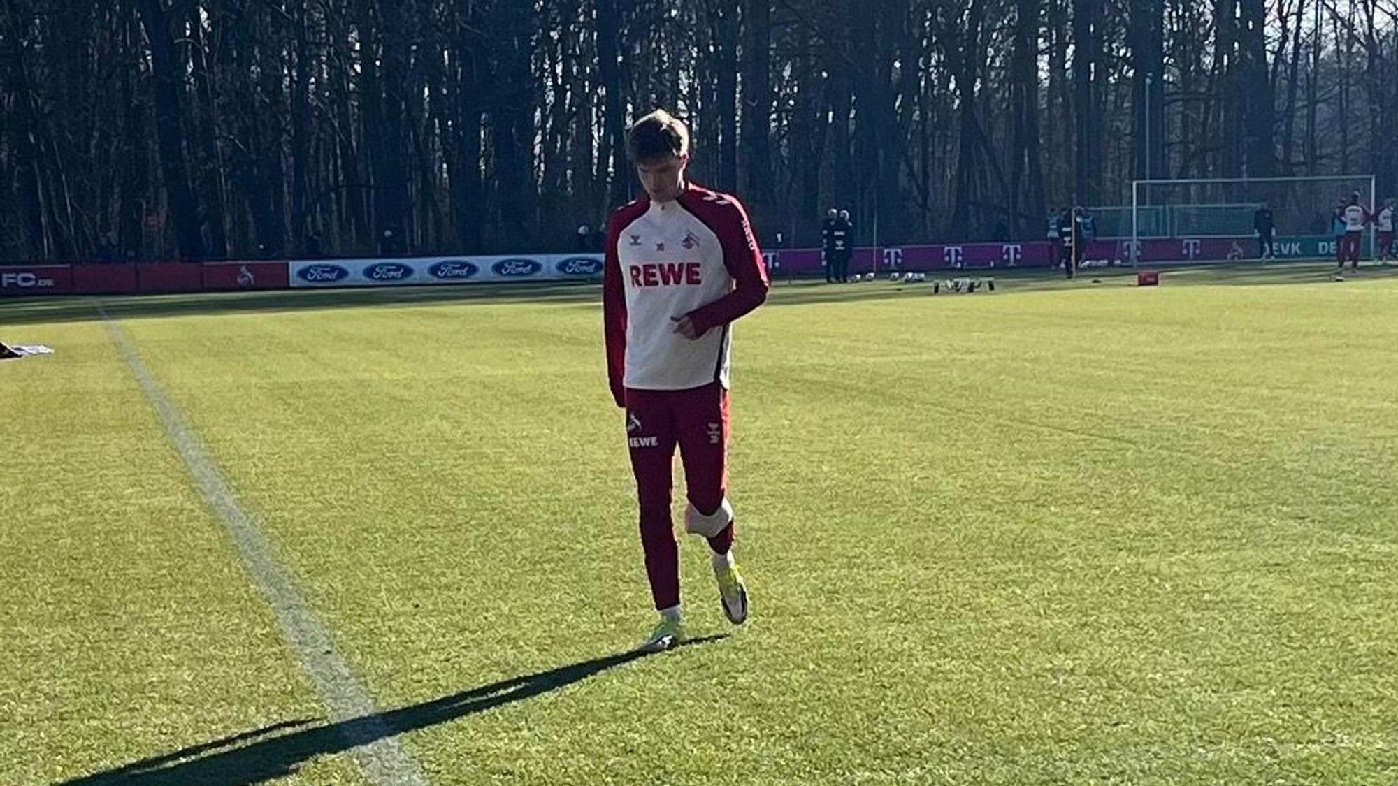 Marius Bülter mit bandagiertem Knie.