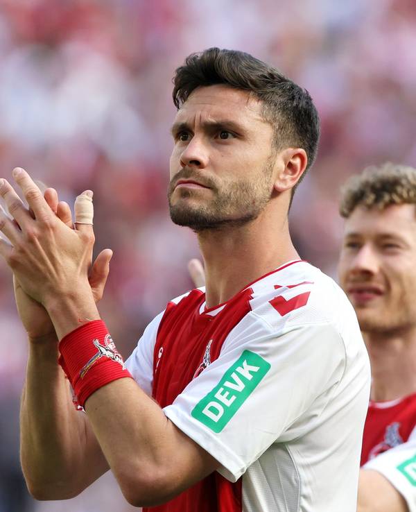 Jonas Hector klatscht nach einem FC-Spiel in die Hände.