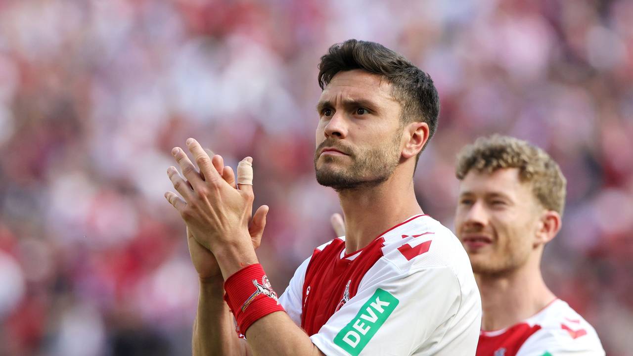 Jonas Hector klatscht nach einem FC-Spiel in die Hände.