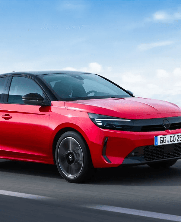 Ein roter Opel Corsa groß im Mittelpunkt