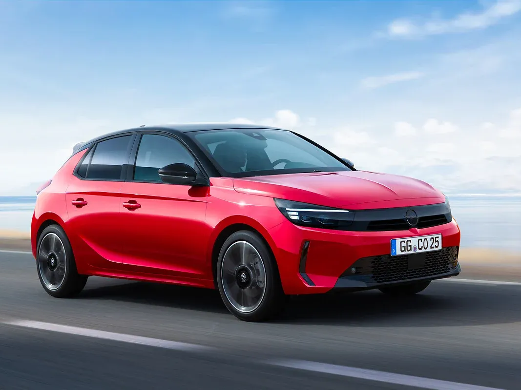 Ein roter Opel Corsa groß im Mittelpunkt