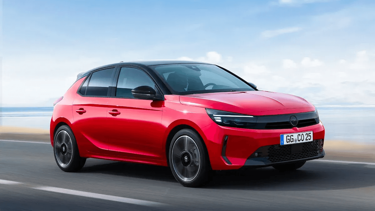 Ein roter Opel Corsa groß im Mittelpunkt