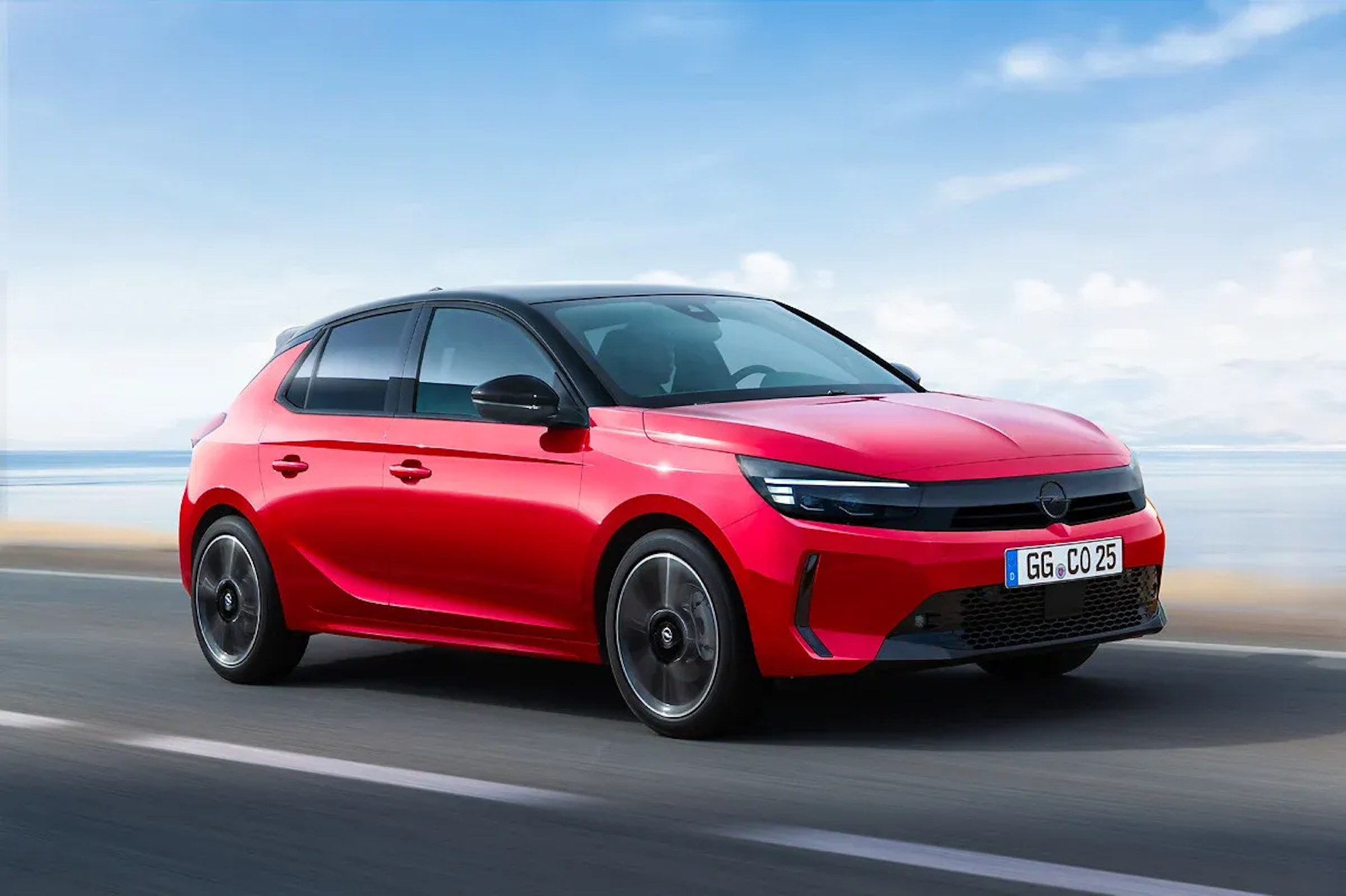 Ein roter Opel Corsa groß im Mittelpunkt