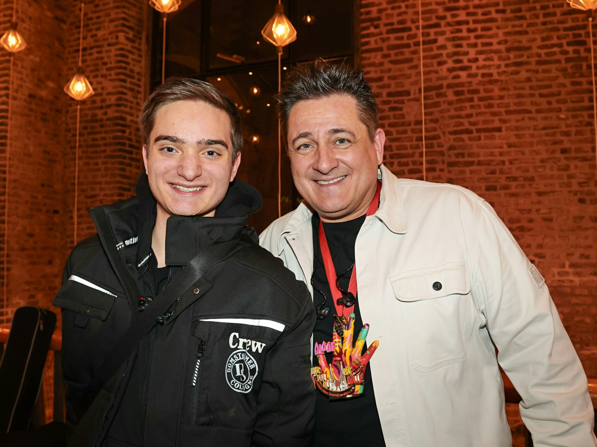 Micky Nauber posiert mit seinem Sohn Nick.