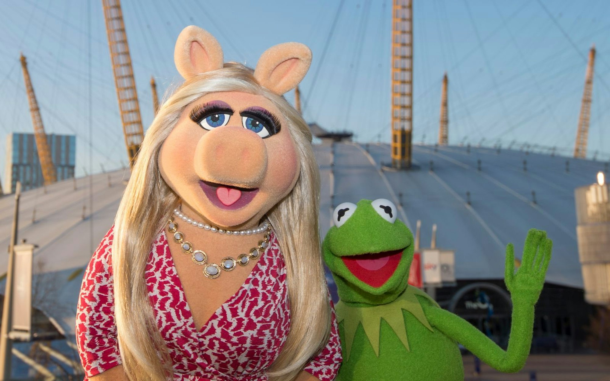 Mit seiner Muppet-Idee tat sich Henson zunächst schwer, finanzielle Unterstützer zu finden. Erst in Großbritannien wurde er fündig. Film- und Fernsehproduzent Lord Lew Grade erkannte das Potenzial von Miss Piggy, Kermit und Co. (Bild: Antony Jones / Getty Images for AEG - The o2)