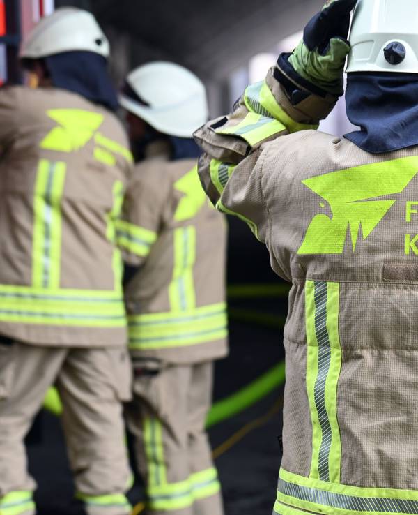 Einsatzkräfte der Feuerwehr bei einem Einsatz in Köln (Symbolfoto)