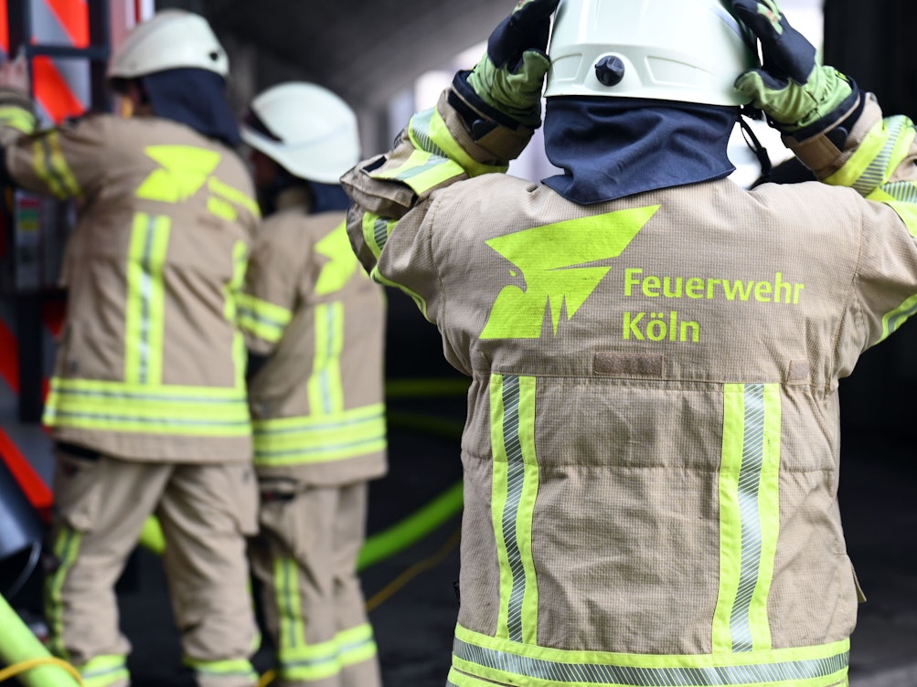 Einsatzkräfte der Feuerwehr bei einem Einsatz in Köln (Symbolfoto)