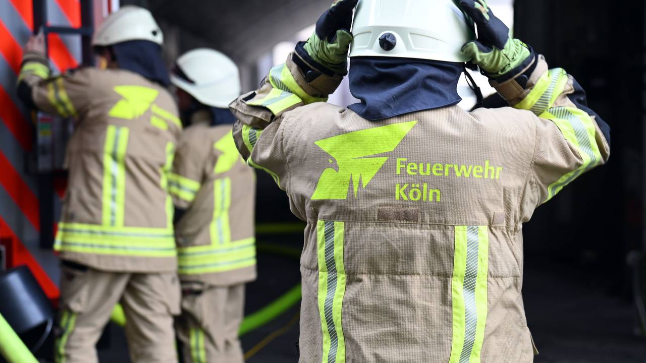 Einsatzkräfte der Feuerwehr bei einem Einsatz in Köln (Symbolfoto)