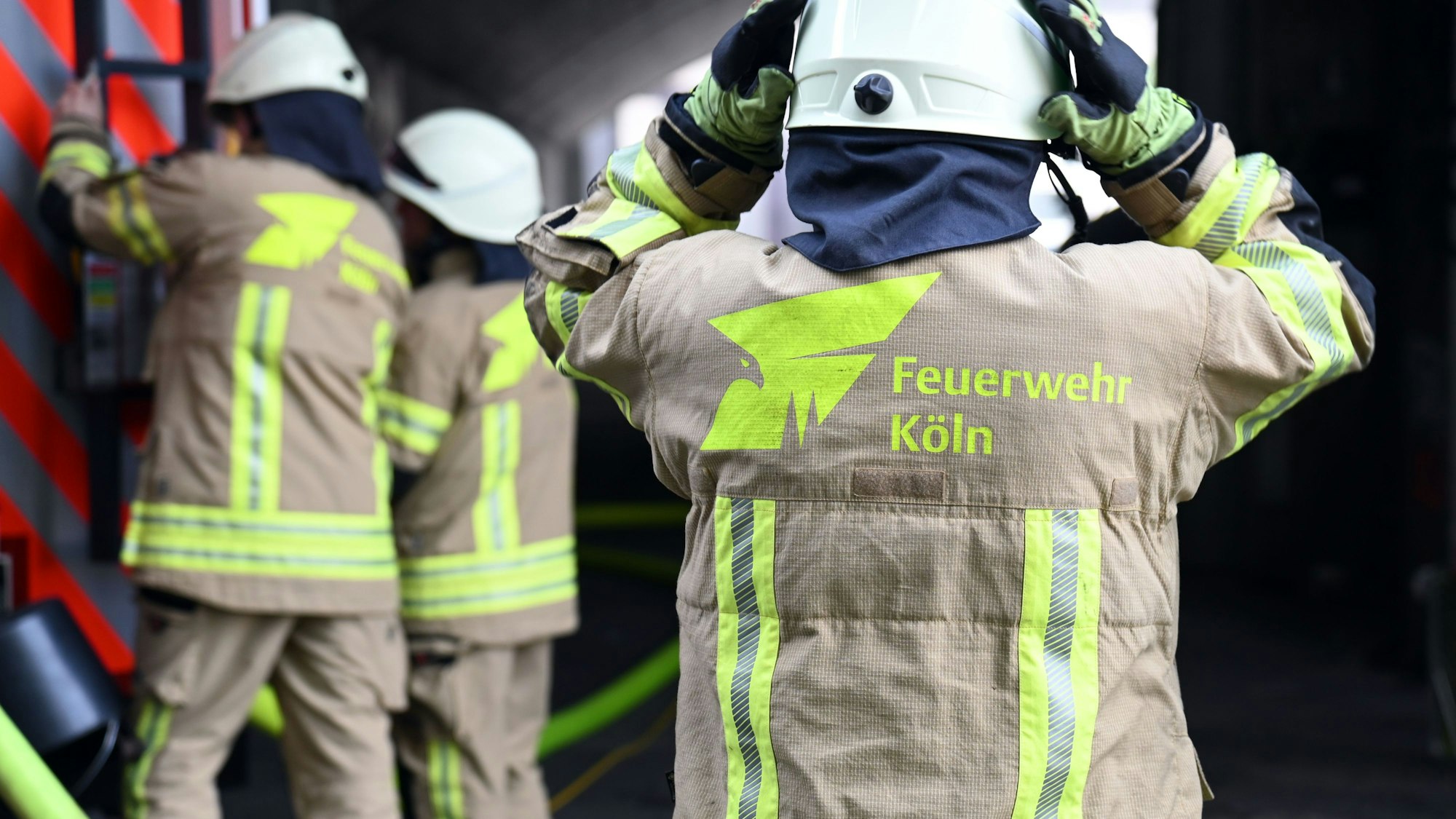 Einsatzkräfte der Feuerwehr bei einem Einsatz in Köln (Symbolfoto)